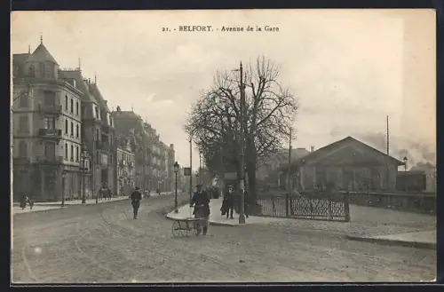 AK Belfort, Avenue de la Gare avec passants et arbres en hiver