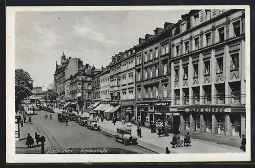 AK Saarbrücken, Reichsstrasse mit Autos und Geschäften