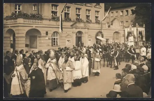 AK Altötting, Seligsprechungsfeier zu Ehren des seligen Bruders Konrad, Prozession vor dem Rathaus