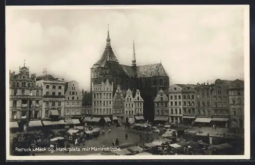 AK Rostock i. Mecklbg., Marktplatz mit Marienkirche