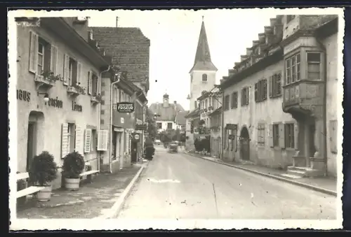 AK Bad Krozingen, Strassenpartie mit Kirche und Pension Löwen