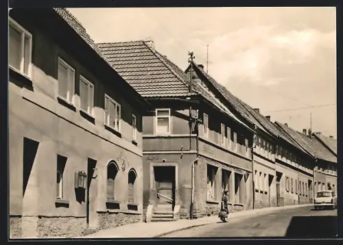 AK Buttelstedt /Weimar, Strassenpartie mit Wohnhäusern, Trabant Kombi