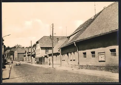 AK Buttelstedt /Weimar, Weimarische Strasse mit Wohnhäusern, Trabant 601