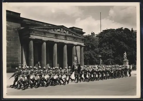 AK Berlin, Neue Wache mit Militärparade