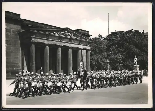 AK Berlin, Neue Wache mit Militärparade