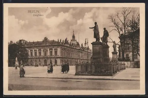 AK Berlin, Zeughaus mit Strasse und Statuen