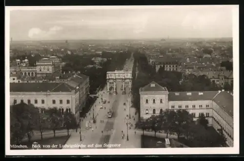 AK München, Blick von der Ludwigskirche auf das Siegestor