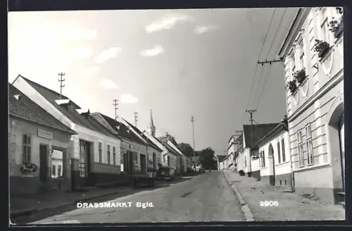 AK Drassmarkt /Bgld., Strassenpartie im Ortskern mit Blick zur Kirche