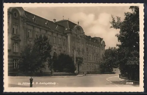 AK St. Pölten /N. D., Das Amtsgebäude mit Gartenanlage
