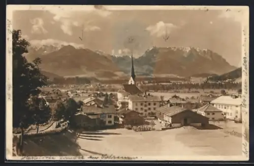 AK Kössen in Tirol, Ortsansicht mit Kirche und Blick auf die Alpen