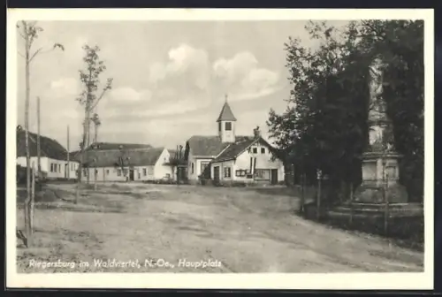 AK Hardegg /N.-Oe., Riegersburg im Waldviertel, Hauptplatz mit Denkmal