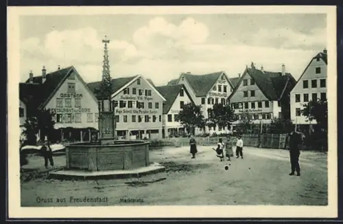 AK Freudenstadt, Marktplatz mit Besuchern