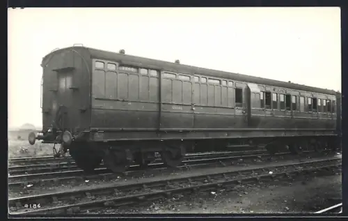 Foto-AK Personen- und Gepäckwaggon, englische Eisenbahn
