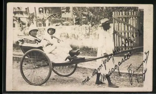 Foto-AK Rikscha mit Männern mit Tropenhelmen