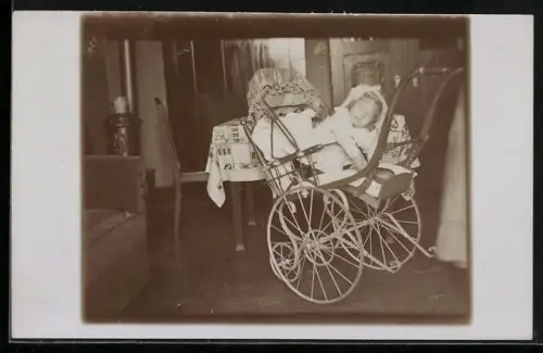 Foto-AK Kinderwagen mit Kleinkind