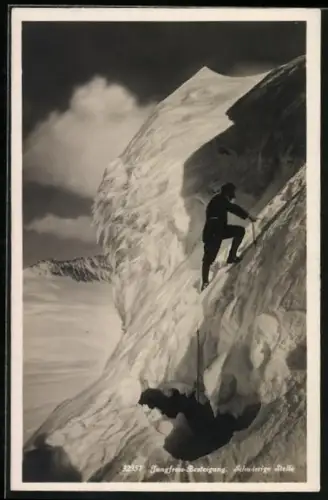 AK Jungfrau-Besteigung, Bergsteiger an einer schwierigen Stelle des mit Schnee bedeckten Berges
