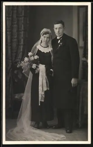 Foto-AK Junges Hochzeitspaar mit ernster Braut