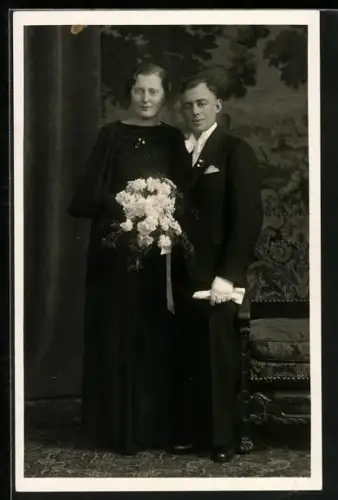 Foto-AK Hochzeitspaar vor Fotokulisse, 1936