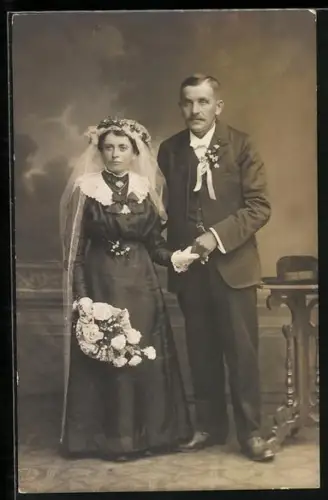 Foto-AK Hochzeitspaar im fortgeschrittenen Alter vor Fotokulisse