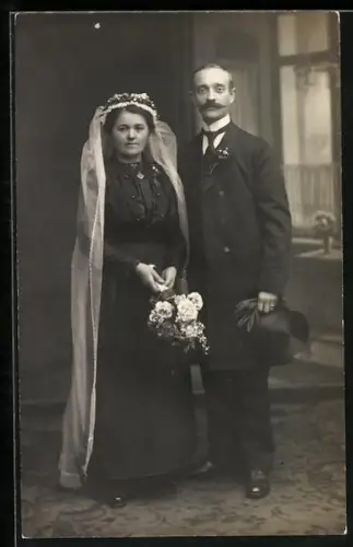 Foto-AK Hochzeitspaar vor Fenster-Kulisse