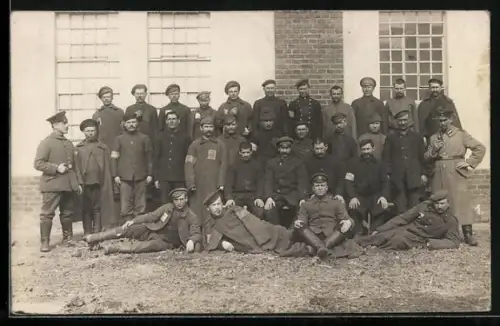 Foto-AK Russenkommando, Kriegsgefangene vor einem Gebäude, Gruppenbild 1916