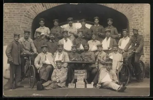 Foto-AK Rheydt, Kriegslazarett 3, Verwundete mit Verbänden, Fahrräder, Rotes Kreuz