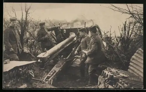 Foto-AK Artilleriesoldaten mit Geschütz im Felde