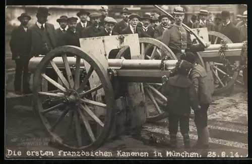 AK Die ersten französischen Kanonen in München, mit Publikum u. Kindern