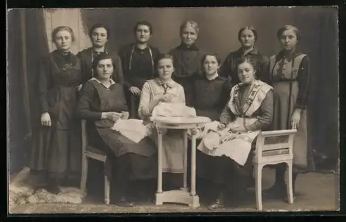 Foto-AK Frauen beim sticken