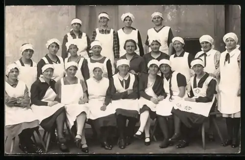 Foto-AK Dienstmädchen in Uniform