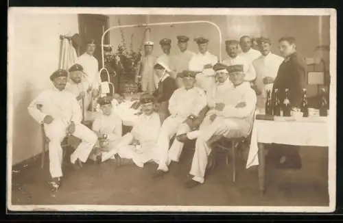 Foto-AK Verwundete Soldaten im Lazarett, Rotes Kreuz