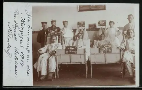 Foto-AK Rotes Kreuz-Schwestern und Soldaten im Lazarett