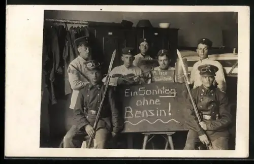 Foto-AK Soldaten auf der Stube, Ein Sonntag ohne Bensin