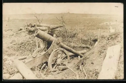 Foto-AK Zerstörtes Artillerie-Geschütz