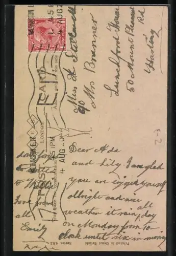 AK Dame sitzt auf einem Briefkasten