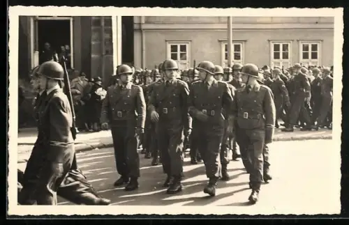 Foto-AK Soldaten der Bundeswehr mit Stahlhelmen