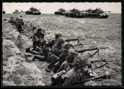 Foto-AK Bundeswehr im Manöver, Schützen mit leichtem Maschinengewehr, Panzer - Verband auf dem Vormarsch