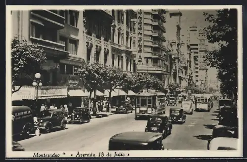 AK Montevideo, Avenida 18 de Julio, Strassenpartie mit Strassenbahn und Geschäften