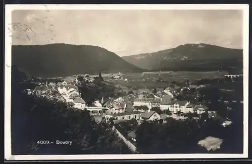 AK Boudry, Gesamtansicht mit Bergpanorama aus der Vogelschau