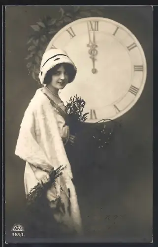 Foto-AK R & K / L Nr. 5469/1: Frau mit Mistelzweigen vor einer Uhr, Bonne Année