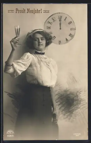 Foto-AK R & K / L Nr. 4026/2: Dame mit Sektglas bei einer Uhr, Prosit Neujahr