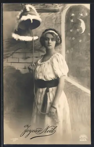 Foto-AK R & K / L Nr. 4024/5: Junge Frau läutet Glocken im Schnee