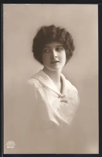 Foto-AK R & K / L Nr. 8414/1: Elegante Dame im Porträt