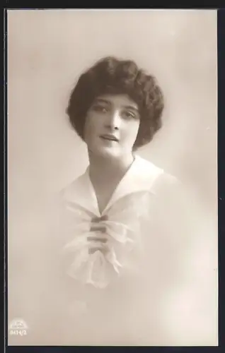 Foto-AK R & K / L Nr. 8414/2: Porträt einer jungen Frau