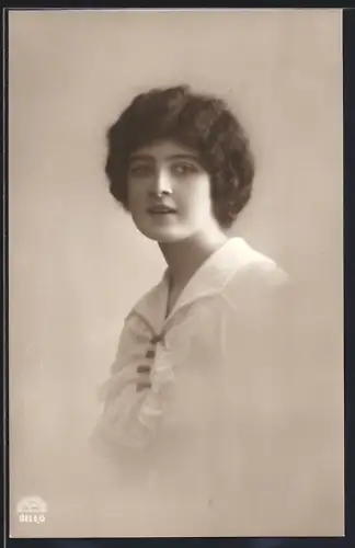 Foto-AK R & K / L Nr. 8414/6: Dame mit welligen Haaren im Porträt