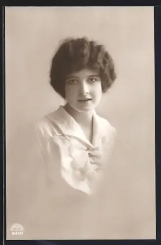 Foto-AK R & K / L Nr. 8414/3: Junge Dame im Porträt