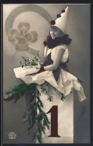 Foto-AK R & K / L Nr. 7226/2: Frau in Kostüm mit Mistelzweig und Kleeblatt