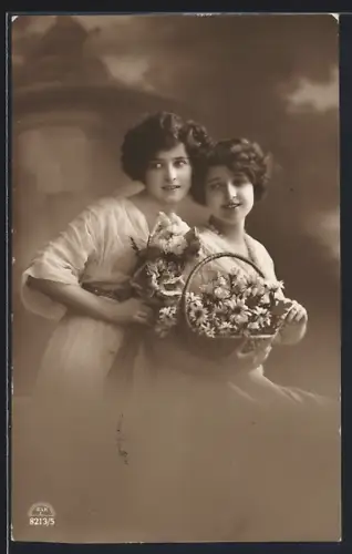 Foto-AK R & K / L Nr. 8213/5: Zwei junge Frauen mit Blumen