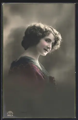 Foto-AK R & K / L Nr. 8052/4: Porträt einer eleganten Frau