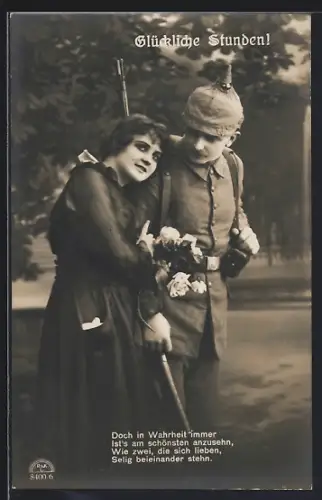 Foto-AK Soldatenliebe, Glückliche Stunden, Soldat in Uniform mit Pickelhaube & Gewehr umarmt sein Mädchen